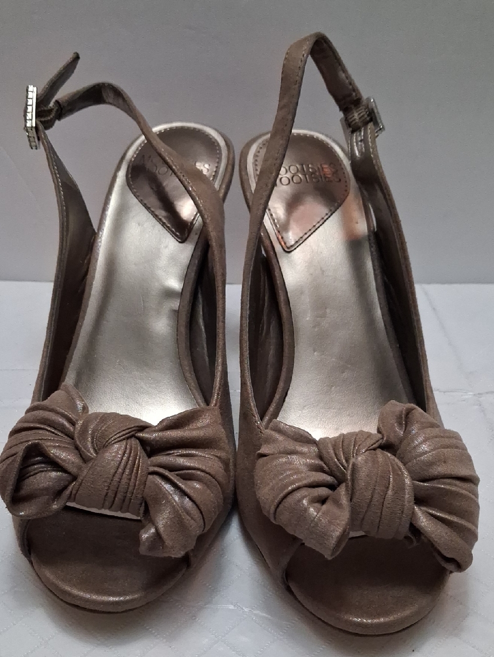Mootsies Tootsies Size 8M Women's Dark Taupe Peep-Toe Slingback Heels Bow Detail
